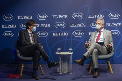 El director de EL PAÍS, Javier Moreno (derecha) entrevista al ministro de Sanidad, Salvador Illa, en el foro Repensando la sanidad española. Una nueva sanidad para una nueva normalidad.