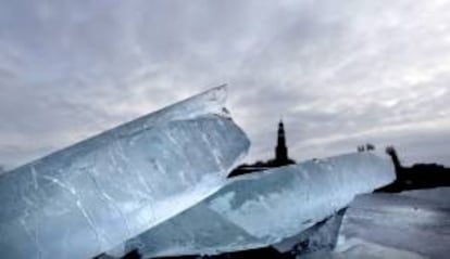 En la imagen un bloques de hielo en un lago. EFE/Archivo