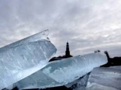 En la imagen un bloques de hielo en un lago. EFE/Archivo