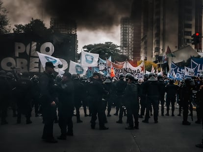 Policías custodian una calle durante una protesta convocada por la Unión de Trabajadores de la Economía Social en Buenos Aires, este 7 de mayo.
