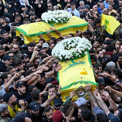Beirut (Lebanon), 19/09/2024.- Mourners carry the coffins of two people who died in communication devices blasts, during the funeral procession in Beirut, Lebanon, 19 September 2024. Lebanon's Health Minister Firas Abiad said on 19 September that at least 37 people died and more than 2900 others injured after multiple wireless communication devices were detonated on 17 and 18 September. Hezbollah declared in a statement that Israel was behind the strike and that there will be consequences. (Líbano, Hizbulá/Hezbolá) EFE/EPA/WAEL HAMZEH