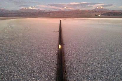 Un auto atraviesa el Salar de Atacama, en Chile.