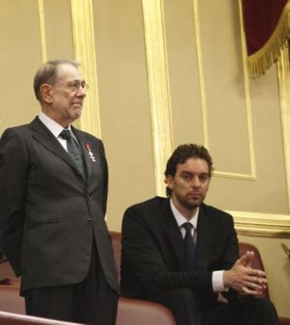 El exministro y ex alto representante de la UE, Javier Solana, y el jugador de baloncesto Pau Gasol durante el acto de proclamación.