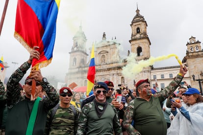 Veteranos del Ejército y ciudadanos se manifiestan contra el Gobierno, el 21 de abril, en Bogotá.