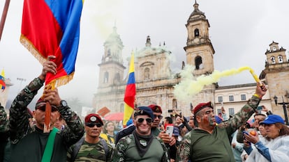 Veteranos del Ejército y ciudadanos se manifiestan contra el Gobierno, el 21 de abril, en Bogotá.
