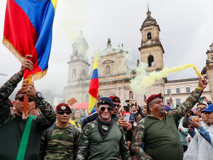 Veteranos del Ejército y ciudadanos se manifiestan contra el Gobierno, el 21 de abril, en Bogotá.