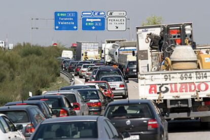 Retenciones en la A-3 en dirección Valencia, que permanece cortada por un socavón.