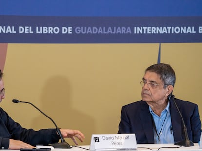 David Marcial conversa con el escritor Serio Ramírez, durante el FORO EL PAÍS organizado en el marco del primer día de actividades de la Feria Internacional del Libro de Guadalajara.