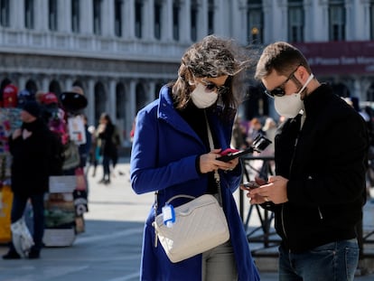 Turistas usam máscara na praça de São Marcos, em Veneza, na quinta-feira.