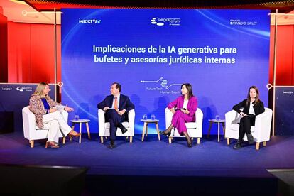 En la foto, de izq. a dcha.: Beatriz Pérez-Olleros, directora de producto y soluciones de mercado de Aranzadi LA LEY; Asier Crespo, director jurídico de Microsoft Ibérica; Idoya Fernández, socia y directora del área de conocimiento e innovación de Cuatrecasas; y Elen Irazabal, fundadora y CEO de AdvocatusAI.