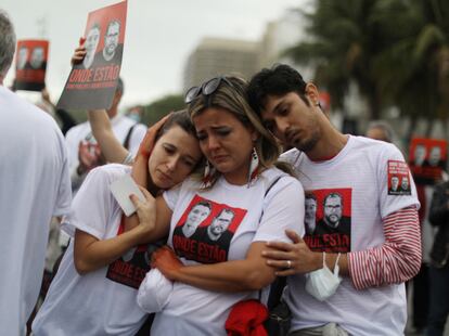 Tres manifestantes se lamentan durante una protesta en Río de Janeiro, el 12 de junio de 2022, una semana después de la desaparición de Phillips y Pereira,