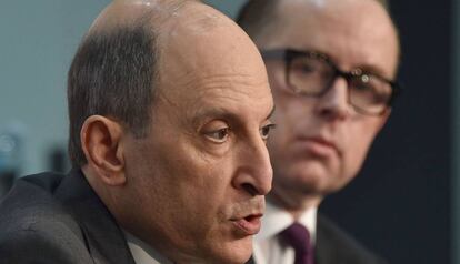 Akbar Al Baker, consejero delegado de Qatar Airways, en primer plano, este martes en Sydney.