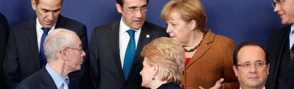 Detalle de la foto de familia en la cumbre europea del 23 de noviembre. En la primera línea, de izquierda a derecha: el presidente del Consejo Europeo, Herman Van Rompuy; el presidente lituano Dalia Grybauskaite y el francés François Hollande. En la segunda fila, el mandatario de Eslovenia Janez Jansa; el primer minisro portugués Pedro Passos Coelho; la canciller alemana Angela Merkel y el primer ministro finés, Jyrki Katainen.