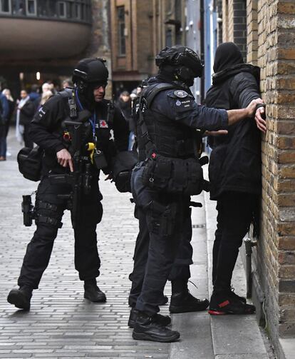 Agentes de policía detienen a un hombre en una calle próxima al puente de Londres. El incidente de este viernes ha tenido lugar en la misma localización donde, en 2017, se produjo el último atentado terrorista que ha sufrido la ciudad.