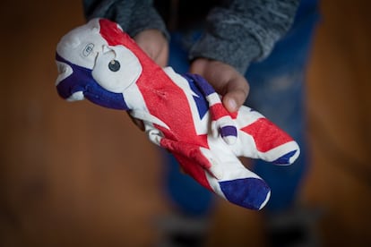 Omar, de 11 años con su osito de peluche Ben. "Se transforma en un extraterrestre del espacio y salva al mundo", dice el pequeño. “Me lo dio mi hermano antes de morir". Omar perdió a sus dos hermanos mayores en el conflicto. Abdulrahman tenía solo siete años cuando falleció. “Lo compró para mí en el mercado y me dijo que lo cuidara. Solíamos ver los dibujos animados juntos. Todavía lo veo ahora ". Omar no recuerda mucho sobre su hogar en Siria. La mejor parte del día de Omar es la puesta de sol cuando regresa de la escuela y come y hace sus deberes sentado con su familia.