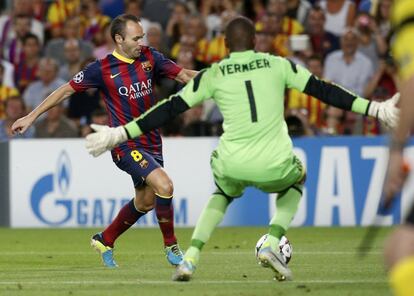 Iniesta ante el portero Vermeer.