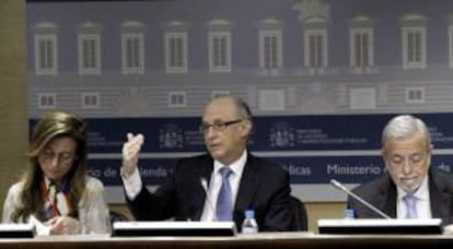 El ministro de Hacienda y Administraciones Públicas, Cristóbal Montoro (c), junto a la secretaria de Estado de Presupuestos y Gastos, Marta Fernández Currás (i), y el secretario de Estado de Administraciones Públicas, Antonio Beteta (d). EFE/Archivo
