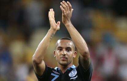 Theo Walcott aplaude tras finalizar el partido ante Suecia