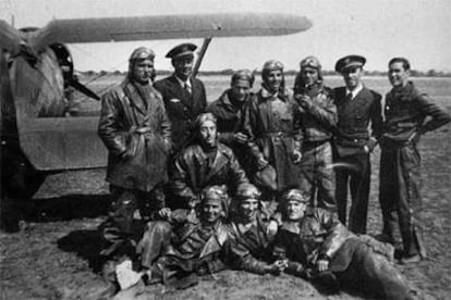 Pilotos republicanos de la 2ª y 3ª escuadra, preparados para intervenir en el frente del Ebro.