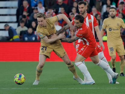 Frenkie de Jong en una acción con Iñigo Eguaras durante el partido entre el Barcelona y el Almería este domingo.