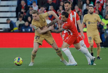 Frenkie de Jong en una acción con Iñigo Eguaras durante el partido entre el Barcelona y el Almería este domingo.