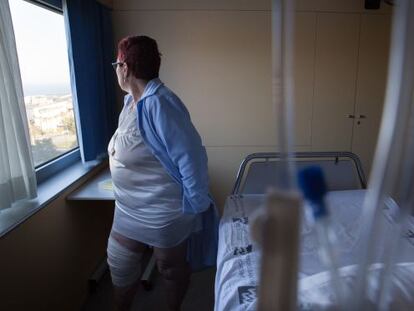 Mar&iacute;a, operada de rodilla, se recupera en el Hospital de Matar&oacute;.