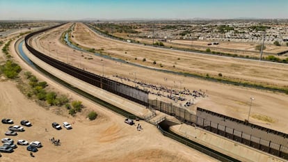 Aerial photograph shows hundreds of migrants next to the border wall in El Paso, Texas, on May 9.