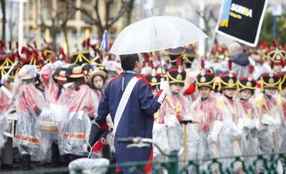 Los niños han desafiado a la lluvia y han desfilado por las calles del centro de San Sebastián ataviados con chubasqueros.