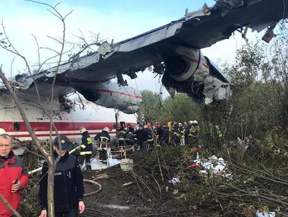 Cinco personas murieron y otras tres resultaron heridas tras el aterrizaje de emergencia que tuvo que realizar este viernes en la ciudad ucrania de Lviv un avión de carga An-12 que despegó de Vigo y se dirigía a Estambul, según ha informado el Servicio Estatal de Emergencias. No hay españoles entre las víctimas.