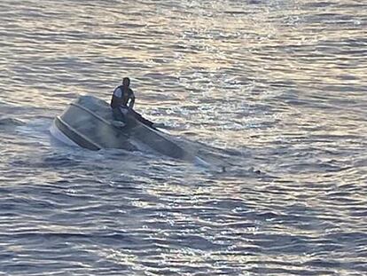 Imagen facilitada por la Guardia Costera de Estados Unidos del barco volcado aproximadamente a 70 kilómetros de Fort Pierce, en Florida.