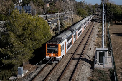 (DVD1193) 26/12/2023 - Barcelona - En la imagen un tren de Rodalies Renfe a la altura de Castelldefels. Foto: Massimiliano Minocri