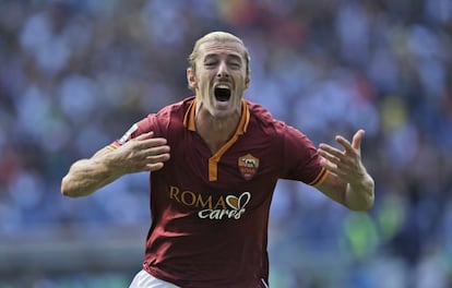 El defensa Federico Balzaretti celebra su gol en el derbi ante el Lazio.