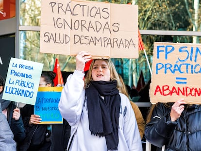 Manifestación frente a la Asamblea de Madrid de estudiantes de FP, este jueves.