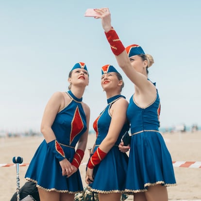 Giorgia, Sara y Maida, de las Majorettes di Mentana, se hacen un selfie vestidas con el uniforme completo.