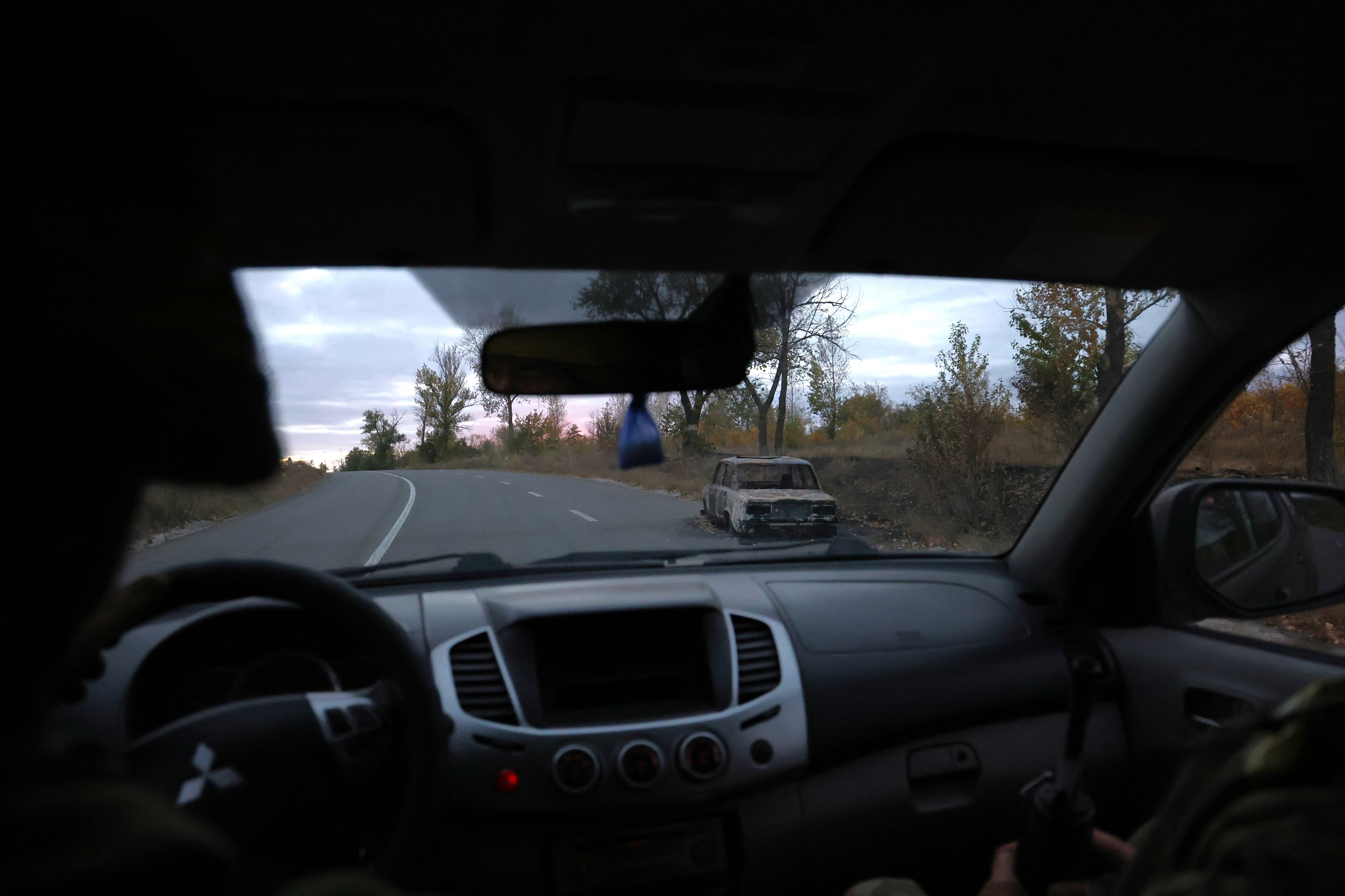Carretera en los alrededores de Kupiansk, localidad que se disputan desde hace meses rusos y ucranios. 