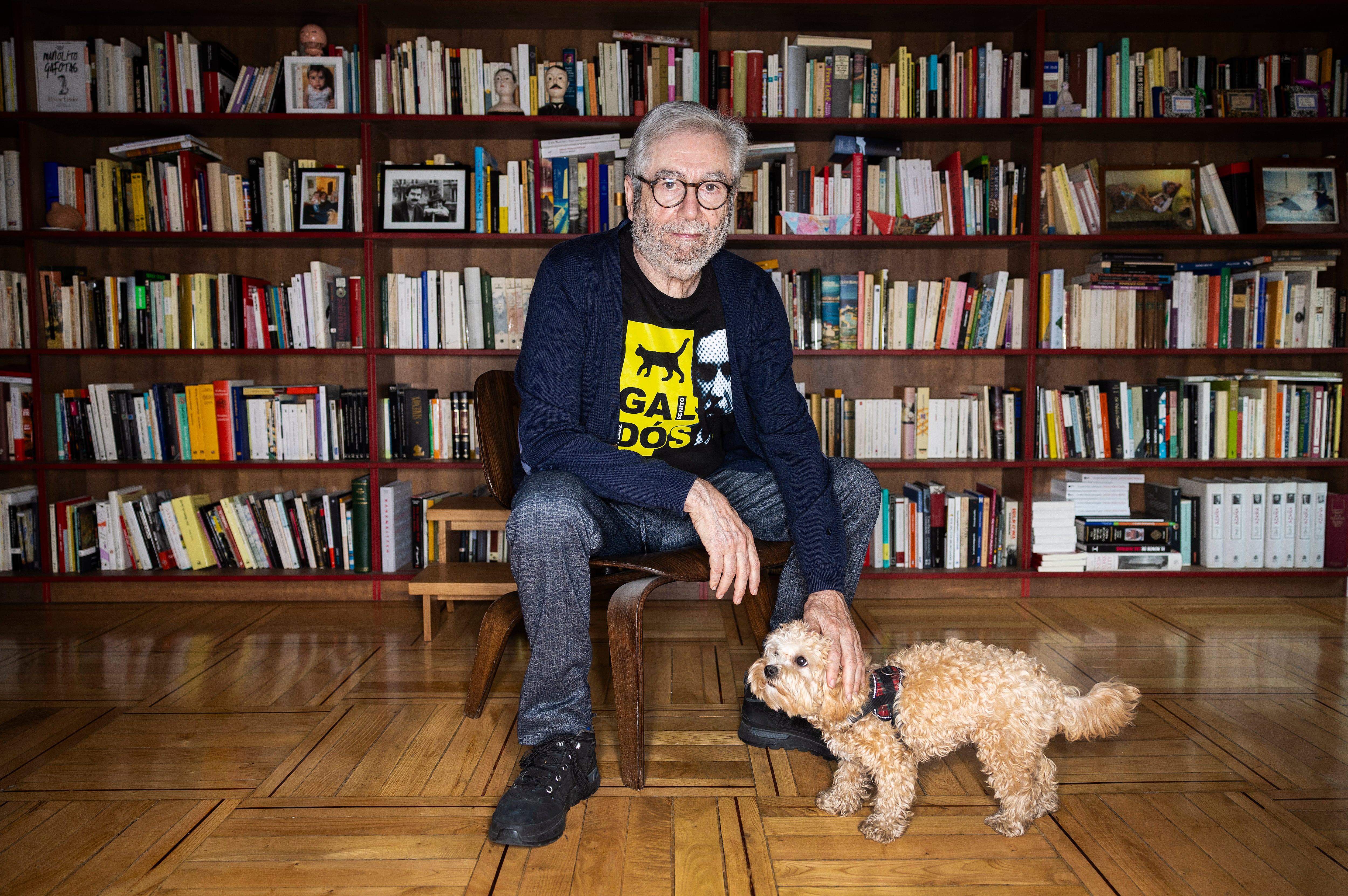 El escritor Antonio Muñoz Molina en su casa.