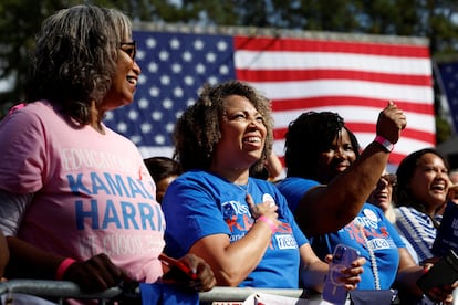 Mujeres en un mitin de Kamala Harris, este sábado en Atlanta (Georgia).