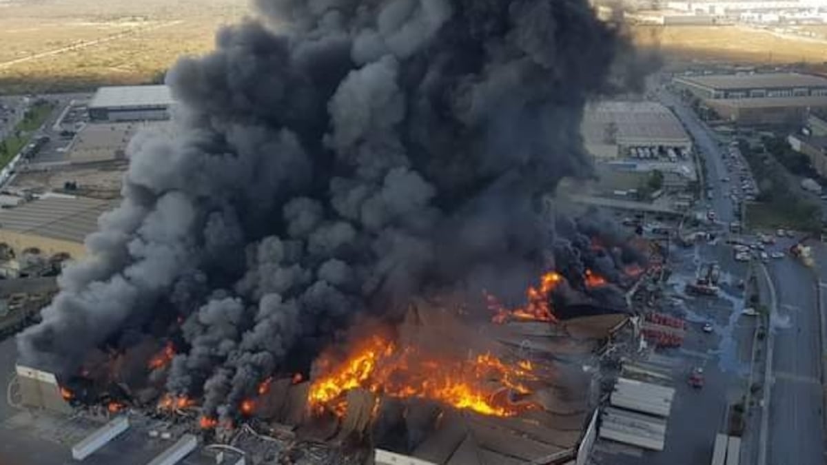 Monterrey: Un incendio consume una fábrica de plásticos en Nuevo León | EL PAÍS México