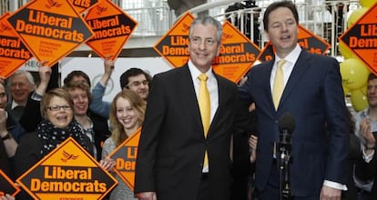 El l&iacute;der de los liberales, Nick Clegg (derecha), felicita al nuevo miembro del Parlamento, Michael Thornton, este viernes.