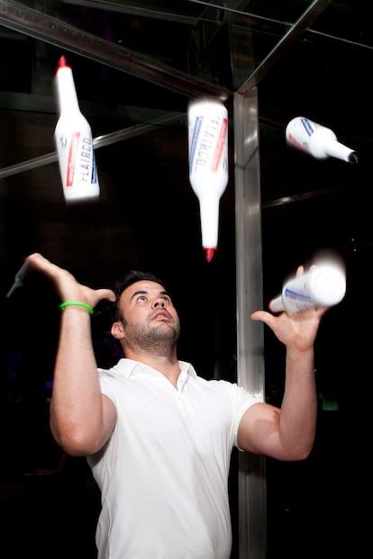 Cóctelero de Brugal entreteniendo a los invitados con un show de Flairco.