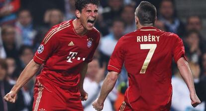 Mario Gómez celebra con Ribéry un gol al Marsella.