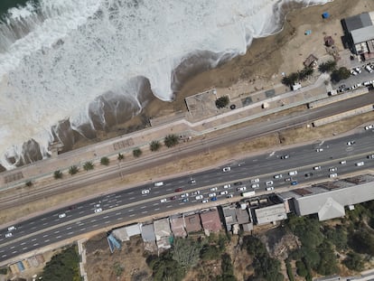 La playa de Caleta Portales presenta altos niveles de erosin a fines de diciembre de 2024, en la Baha de Valparaso, Chile.