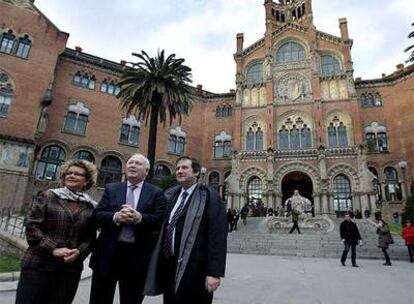 La consejera de Salud, Marina Geli; el ministro de Exteriores, Miguel Ángel Moratinos, y el alcalde Jordi Hereu, ayer, en el hospital de Sant Pau.