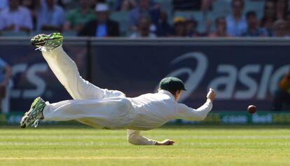 El australiano George Bailey en una jugada durante un partido de crquet.