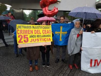 Familiares de los fallecidos en el crimen del Cash Récord, supermercado mayorista del polígono lucense de O Ceao, con carteles reivindicativos durante una concentración de apoyo a la jueza Pilar de Lara en 2019.