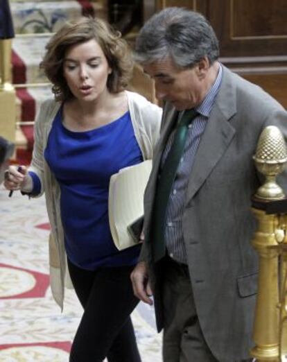 La portavoz del PP en el Congreso, Soraya Sáenz de Santamaría, charla en el Congreso con el ministro de la Presidencia, Ramón Jáuregui.