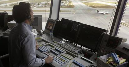 Controlador aéreo en el Aeropuerto Adolfo Suárez Madrid-Barajas.