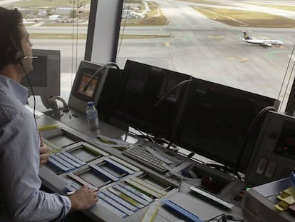 Controlador aéreo en el Aeropuerto Adolfo Suárez Madrid-Barajas.