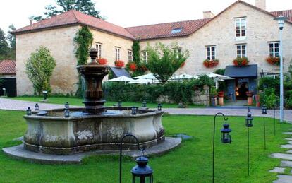 El jard&iacute;n de entrada del hotel A Quinta da Auga, a las afueras de Santiago de Compostela.