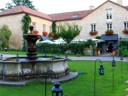 El jard&iacute;n de entrada del hotel A Quinta da Auga, a las afueras de Santiago de Compostela.